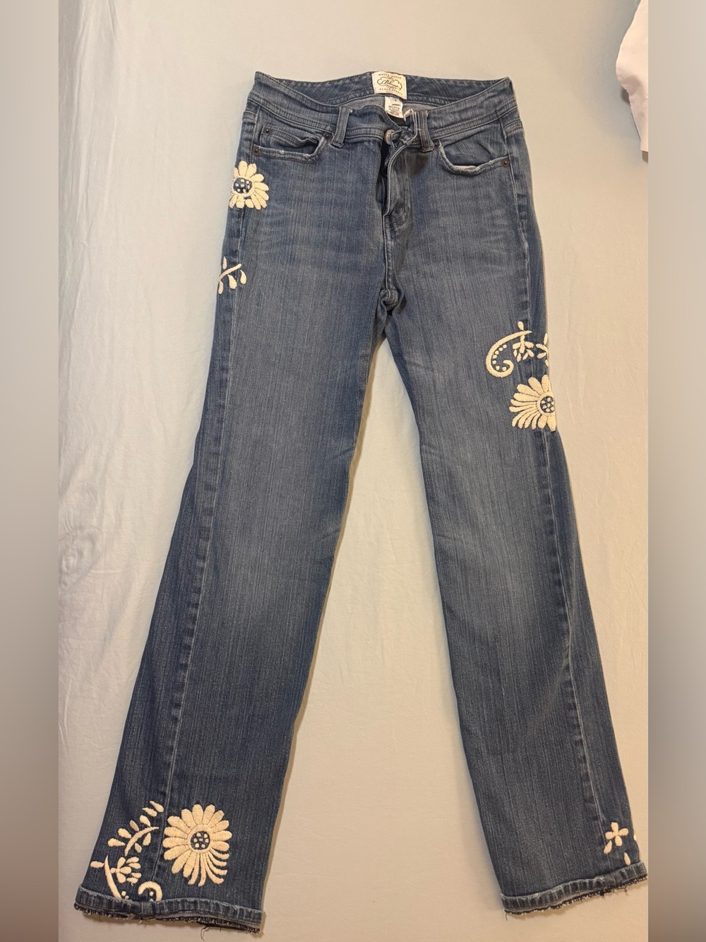 White House Black Market Blanc Floral Embroidered Bootcut Jeans Size 0